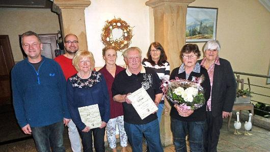 Wahlen und Ehrungen gab es beim Nachbarschaftsverein "Vereinigte Nachbarn von Schleyreuth". Im Bild (von links): Revisor Bernd Brünnecke, Schriftführer Stefan Bassing, Doris Textores, Revisorin Marion Zens, Manfred Möhring, stellv. Vorsitzende Kornelia Sauerwein, Kassiererin Margit Elflein und Vorsitzende Marga Bassing  Foto: Dieter Wolf