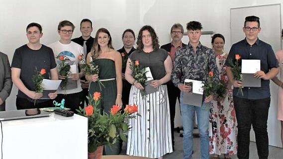 Diese Jugendliche schlossen im technischen Zweig ihr Fachabitur mit Erfolg an der Sabel-Fos ab.  Fotos: Veronika Schadeck