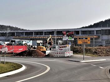 Der noch im Bau befindliche Rewe-Markt am Aschacher Kreisel soll im Sommer eröffnet werden.
