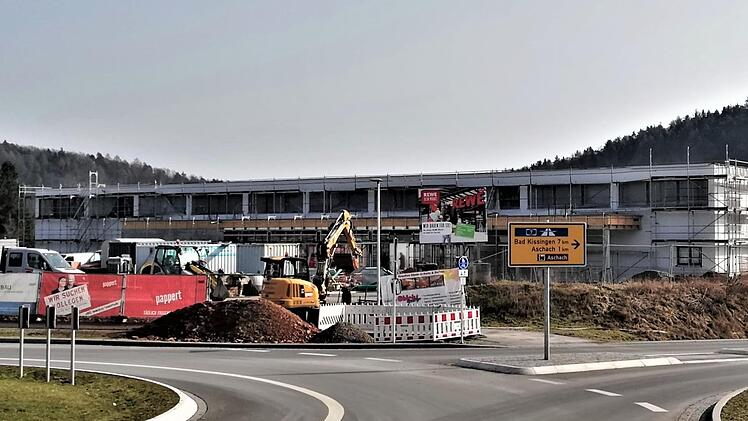 Der noch im Bau befindliche Rewe-Markt am Aschacher Kreisel soll im Sommer eröffnet werden.
