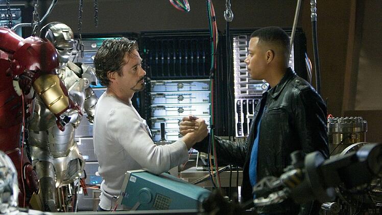 Tony Stark (Robert Downey Jr., links) und Rhodey (Terrence Howard) wollen aus der Welt einen besseren Ort machen.