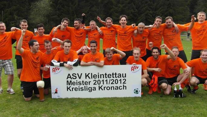 Die Spieler des ASV Kleintettau bejubeln die Meisterschaft in der Kreisliga und damit den Aufstieg in die Bezirksliga. Im Bild (vorne von links) Ibrahim Iskender, Toni Holland-Moritz,  Manuel Fröba, Murat Agac, Chris Haupt, Denis Lipfert, Ali Cekic, Trainer Patrick Weber  und  Benjamin Walter;  (stehend von links) Betreuer Christian Ruß, Thomas Tauber, Alper Yürük, Daniel Deuerling, Ferdi Karatas, Dominik  Rosenbaum, Marco Pfaller, Trainer Matthias Deuerling, Altan Yürük, Matthias Spindler, S...