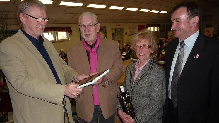 Der Hauptredner Manfred Böhm (links) wurde in Neukenroth begrüßt.