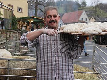 Nachschub: Stefan Hofbauer bringt eine neue Ladung Brotteig auf einem großen Brett. Idyllisch ging es zu beim Weihnachtsmarkt rund um die Pfaffenhausener Linde. Alle packten mit an und so entstand eine familiäre Gemütlichkeit. Fotos: Gerd Schaar