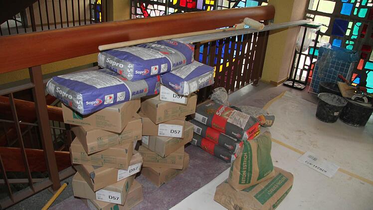 Im Foyer lagert Baumaterial in großen Chargen: Der Hort wird, wegen der großen Nachfrage, an die Schule verlegt.