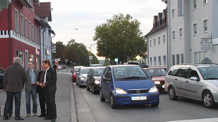 Die WGK-Stadratsfraktion überlegt bei einem Ortstermin, wie der Verkehr von Melkendorf besser abfließen kann. Foto: Stephan Tiroch