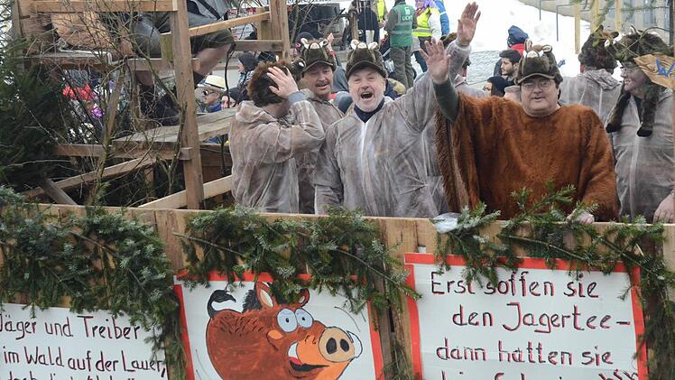Die Narren nahmen auch die Jäger und die Wildschweinplage humorvoll aufs Korn.