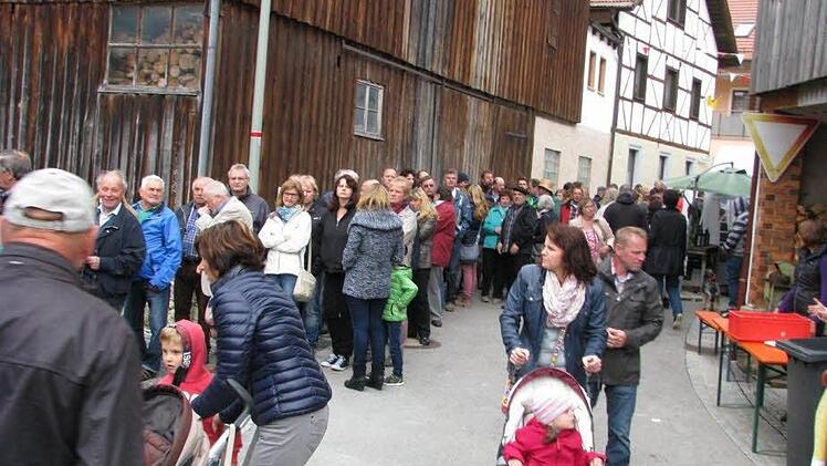 Für ein Stück vom Ochs am Spieß standen viele Gäste Schlange.Foto: Werner Baier