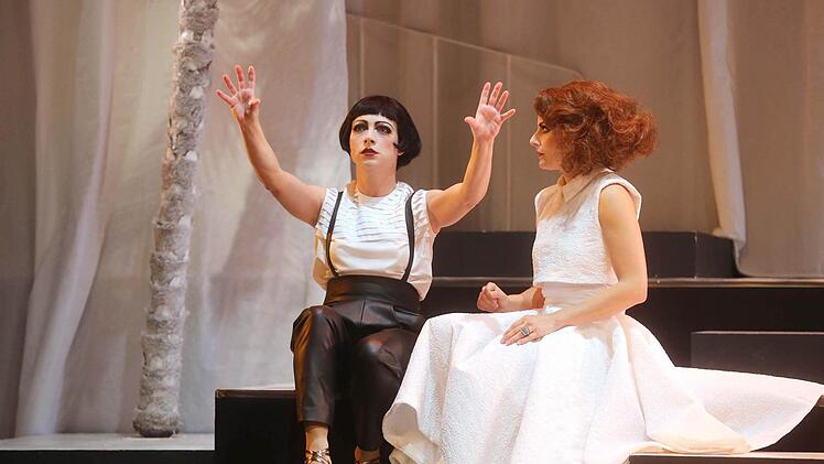 Szene aus "Ball im Savoy" am Landestheater CoburgFoto: Henning Rosenbusch