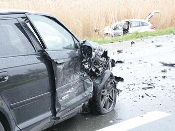 Der Fahrer des schwarzen Audi konnten den Zusammenstoß nicht mehr verhindern.  Foto: Josef Hofbauer