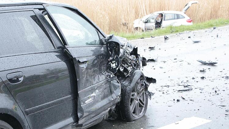 Der Fahrer des schwarzen Audi konnten den Zusammenstoß nicht mehr verhindern.  Foto: Josef Hofbauer
