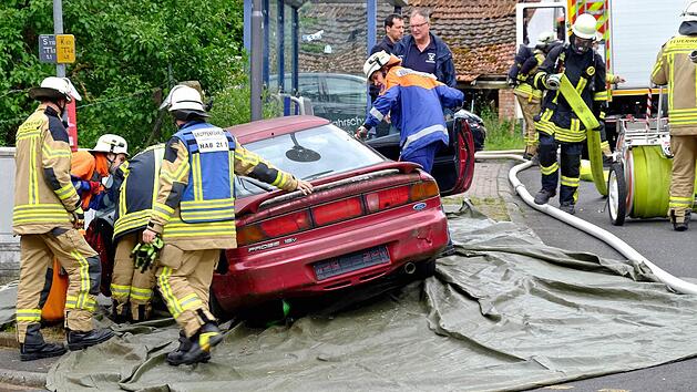 Vorbeifahrende Schaulustige hatten einen Verkehrsunfall. Die ans&auml;ssige Sanit&auml;ts-Bereitschaft Obereschenbach half den Verletzten. Foto: Gerd Schaar