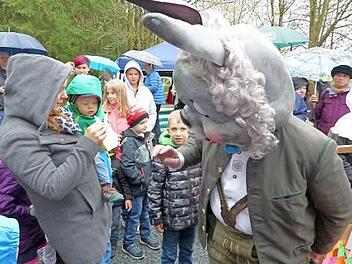 Zwei Osterhasen des RSV Concordia Zaubach verteilten rund 120 Nester an die Kinder. Foto: Klaus-Peter Wulf