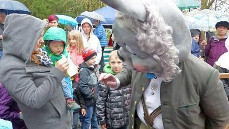 Zwei Osterhasen des RSV Concordia Zaubach verteilten rund 120 Nester an die Kinder. Foto: Klaus-Peter Wulf