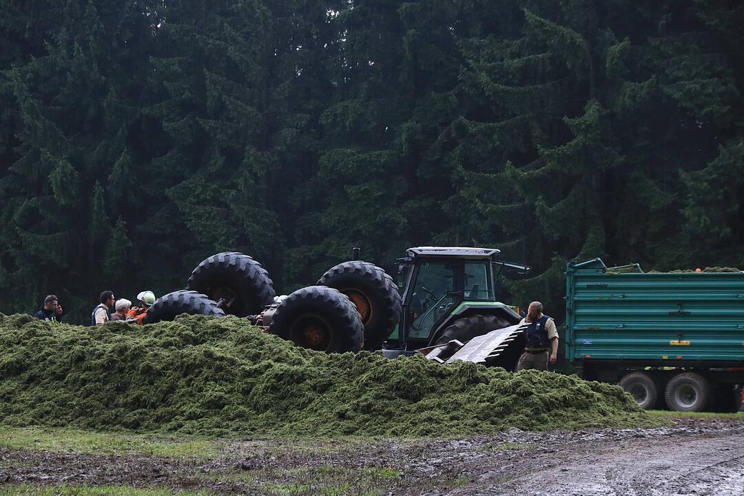 Radlader kippt im Kreis Bamberg um