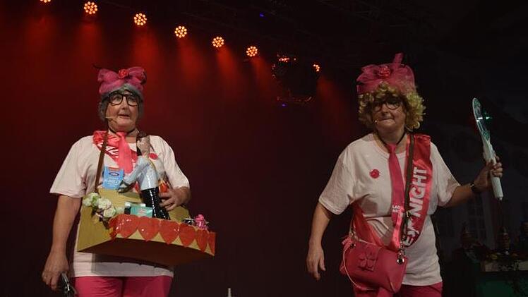 Die Dorfraatsch´n (v.l.) Gerda Hofmann und Claudia Gunzelmann als Brautjungfern