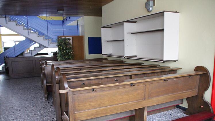Die Kirchenbänke wurden im alten Schulhaus zwischengelagert.  Foto: Waltraud Enkert