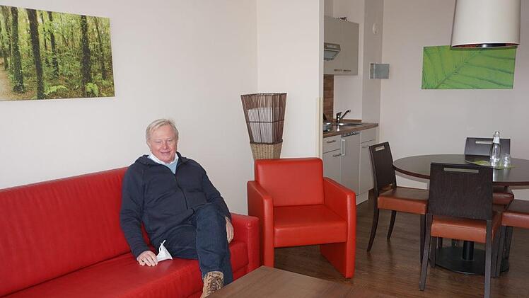 Probesitzen in den renovierten Gästezimmer: Hoteldirektor Ben Baars kommt nicht oft dazu.  Foto: Marion Eckert