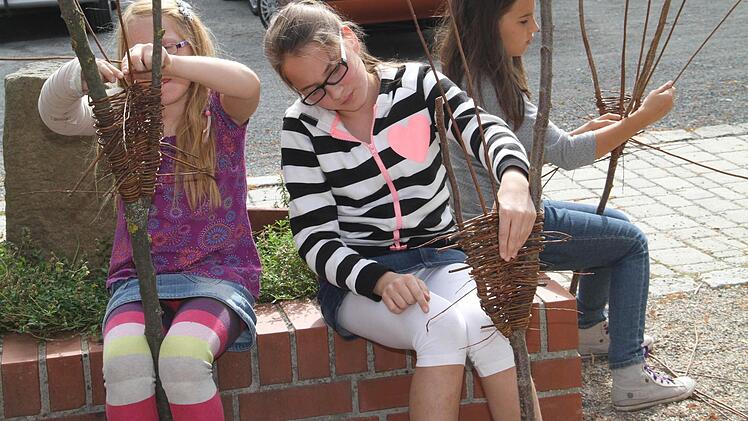 Drei Mädchen bei der Arbeit an ihren Weidensegeln Fotos: Gerda Völk