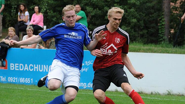 Der Kasendorfer Daniel Weiner attackiert den Saaser Florian Maßberger.