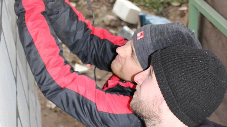 Ziegelanger: Auch die Stichsäge kommt bei Sascha Harth (lins) und Tobias Müller (rechts) zum Einsatz.  Foto: Mattheus