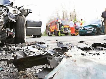 Am Unfallort versuchten Beamte der Polizei erste Erkenntnisse zu dem schlimmen Zusammenprall zu gewinnen. Feuerwehr und Rettungsdienst waren auch vor Ort.  Fotos: Hendrik Steffens