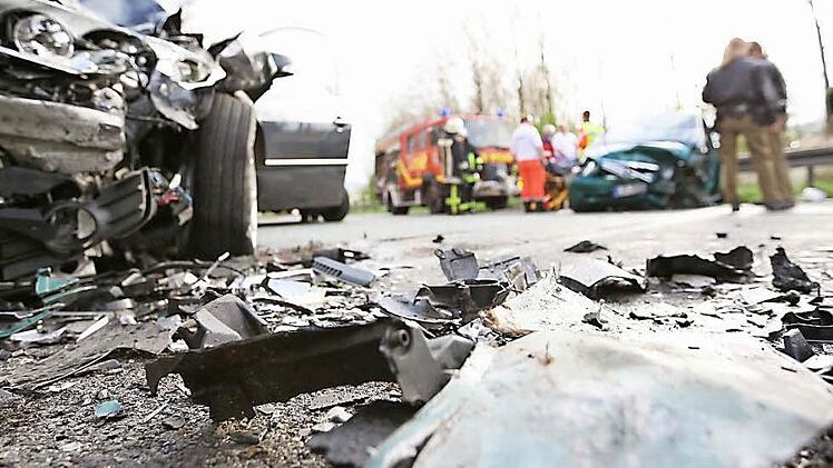 Am Unfallort versuchten Beamte der Polizei erste Erkenntnisse zu dem schlimmen Zusammenprall zu gewinnen. Feuerwehr und Rettungsdienst waren auch vor Ort.  Fotos: Hendrik Steffens