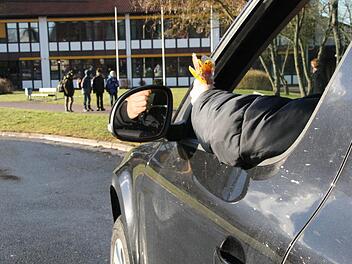 Ein Unbekannter versucht angeblich, in der Nähe der Weisendorfer Grundschule Kinder in zu sich ins Auto zu locken. Symbolbild: be
