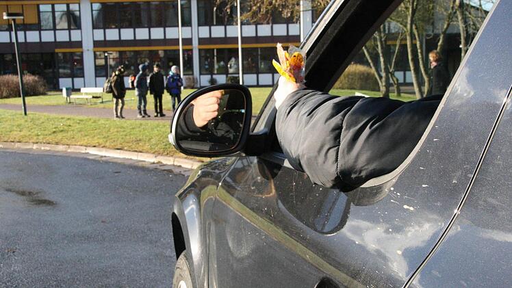 Ein Unbekannter versucht angeblich, in der Nähe der Weisendorfer Grundschule Kinder in zu sich ins Auto zu locken. Symbolbild: be
