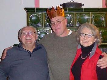 Beim ihrem ersten Treffen im neuen Jahr pflegte das Partnerschaftskomitee den französischen Brauch des Königskuchens. König wurde Manfred Reuß (Mitte) mit dem sich Vorsitzende Verena Bohl und Altbürgermeister Siegfried Erhard freuten.  Foto: Stefan Geiger