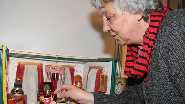Nelli Döppmann, die Tochter der Puppenstubenmacherin Gertrud Nöltge, hat all die liebevoll kreierten Puppenstuben dem Heimatmuseum geschenkt. Foto: Sonny Adam