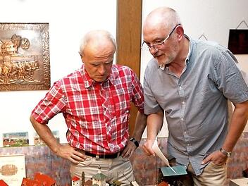 Obertrubachs Bürgermeister Markus Grüner (links) zeigt sich beeindruckt von dem Detailreichtum der ausgestellten Modellbauszenarien, die Organisator Hans Werner Gottschalk erklärt.  Fotos: Leo Hühnlein