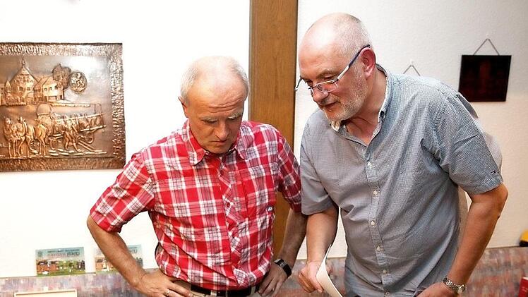 Obertrubachs Bürgermeister Markus Grüner (links) zeigt sich beeindruckt von dem Detailreichtum der ausgestellten Modellbauszenarien, die Organisator Hans Werner Gottschalk erklärt.  Fotos: Leo Hühnlein