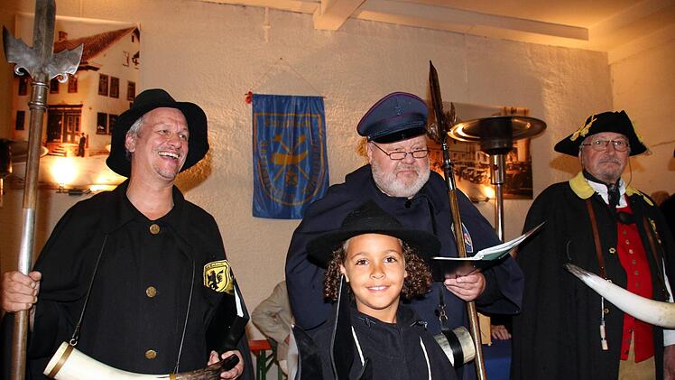 Der neue Bad Rodacher Nachtwächter Karl Fadler, Nachwuchs-Nachtwächter José Ramon Kienel und Bernd Schubert aus Eisenach Foto: Bettina Knauth