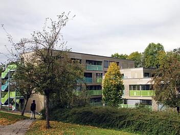 Hinter der farbigen Fassade gibt es 91 Studierenden-Apartments. Foto: Margareta B&ouml;gelein