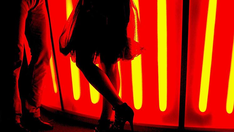 Sexuelle Belästigung vor Club in Erlangen - Täter fasst Frau unter Rock und flüchtet