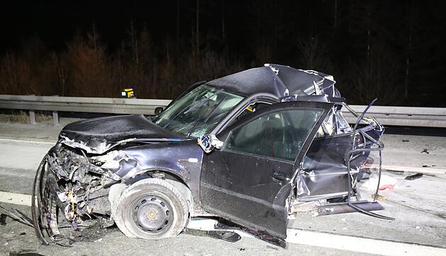 Tödlicher Unfall auf A9: Mann stirbt bei Kollision mit Lkw