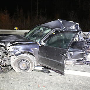 Tödlicher Unfall auf A9: Mann stirbt bei Kollision mit Lkw