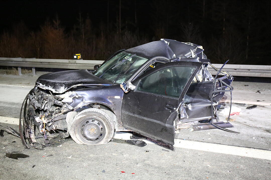 Tödlicher Unfall auf A9: Mann stirbt bei Kollision mit Lkw