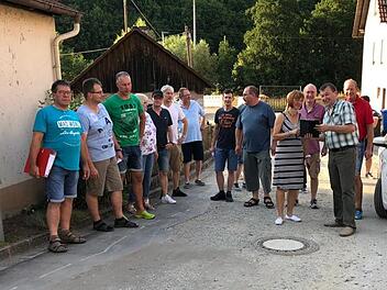 Die Kanalbauarbeiten im Mühlenweg sind abgeschlossen. Nun soll die Straße ausgebaut werden. Die genaue Vorgehensweise besprachen die Gemeinderäte aus Riedenberg direkt vor Ort. Foto: Evelyn Schneider