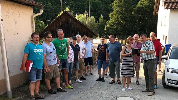 Die Kanalbauarbeiten im Mühlenweg sind abgeschlossen. Nun soll die Straße ausgebaut werden. Die genaue Vorgehensweise besprachen die Gemeinderäte aus Riedenberg direkt vor Ort. Foto: Evelyn Schneider