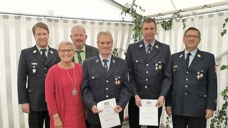 Die Geehrten und Funktion&auml;re  Foto: Uwe F&ouml;rtsch