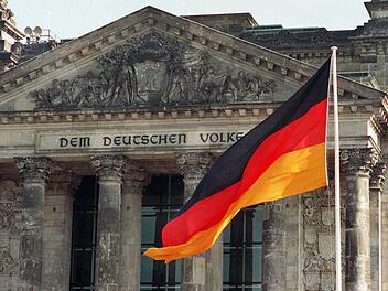 Soll vor deutschen Schulen die Deutschlandflagge dauerhaft wehen? Die CDU will darüber abstimmen. Foto: Rolasnd Holschneider/dpa