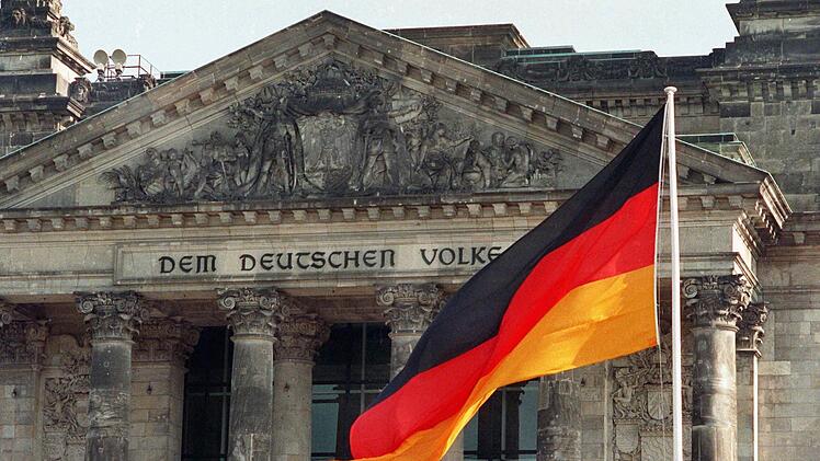 Soll vor deutschen Schulen die Deutschlandflagge dauerhaft wehen? Die CDU will darüber abstimmen. Foto: Rolasnd Holschneider/dpa