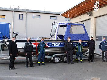 Vertreter des Landratsamtes sowie der Kreisbrandinspektion und des THW Forchheim präsentieren das neue Mehrzweckboot. Foto: Landratsamt Forchheim