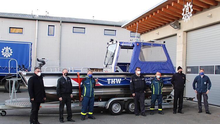 Vertreter des Landratsamtes sowie der Kreisbrandinspektion und des THW Forchheim präsentieren das neue Mehrzweckboot. Foto: Landratsamt Forchheim