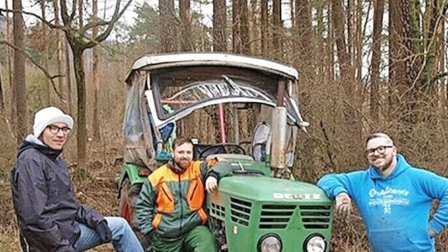 René Kienzle, Jens Hertel und Matthias Baer haben in Eigeninitiative die Sitzgarnitur auf dem Hainberg errichtet. Jetzt fehlt ein Hocker, die Frankenfahne wurde abmontiert. Am Sonntagnachmittag um 15.30 Uhr war noch alles in Ordnung.