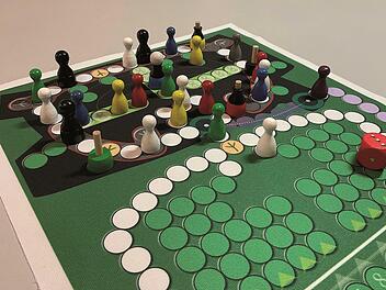 Gelingt es, in den Turm des B&ouml;sewichts einzudringen, um Frieden in der fiktiven "Rh&ouml;n" herzustellen? Darum geht es im neuen Gesellschaftsspiel "Rh&ouml;nHolde".