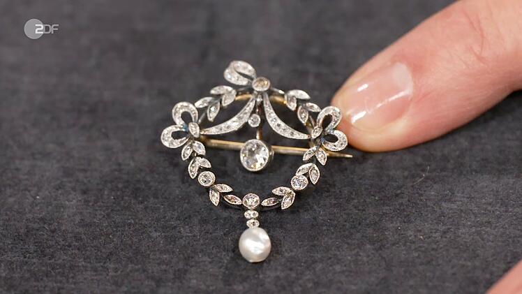 Eine Jugendstil-Brosche aus dem Familienbesitz datierte Heide Rezepa-Zabel auf 1900 bis 1910. Nach dem Wunschpreis von 1.000 Euro, sch&auml;tzte sie das Schmuckst&uuml;ck aus Platin und 585er Gold mit Diamanten und Naturperle auf 800 bis 1.000 Euro. Im H&auml;ndlerraum sicherte sich Sarah Schreiber die Brosche schlie&szlig;lich f&uuml;r 700 Euro.
