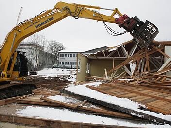 Leichtes Spiel hatte der Bagger mit den Holzbaracken in der Kerschensteiner Straße in Höchstadt. Fotos: Andreas Dorsch